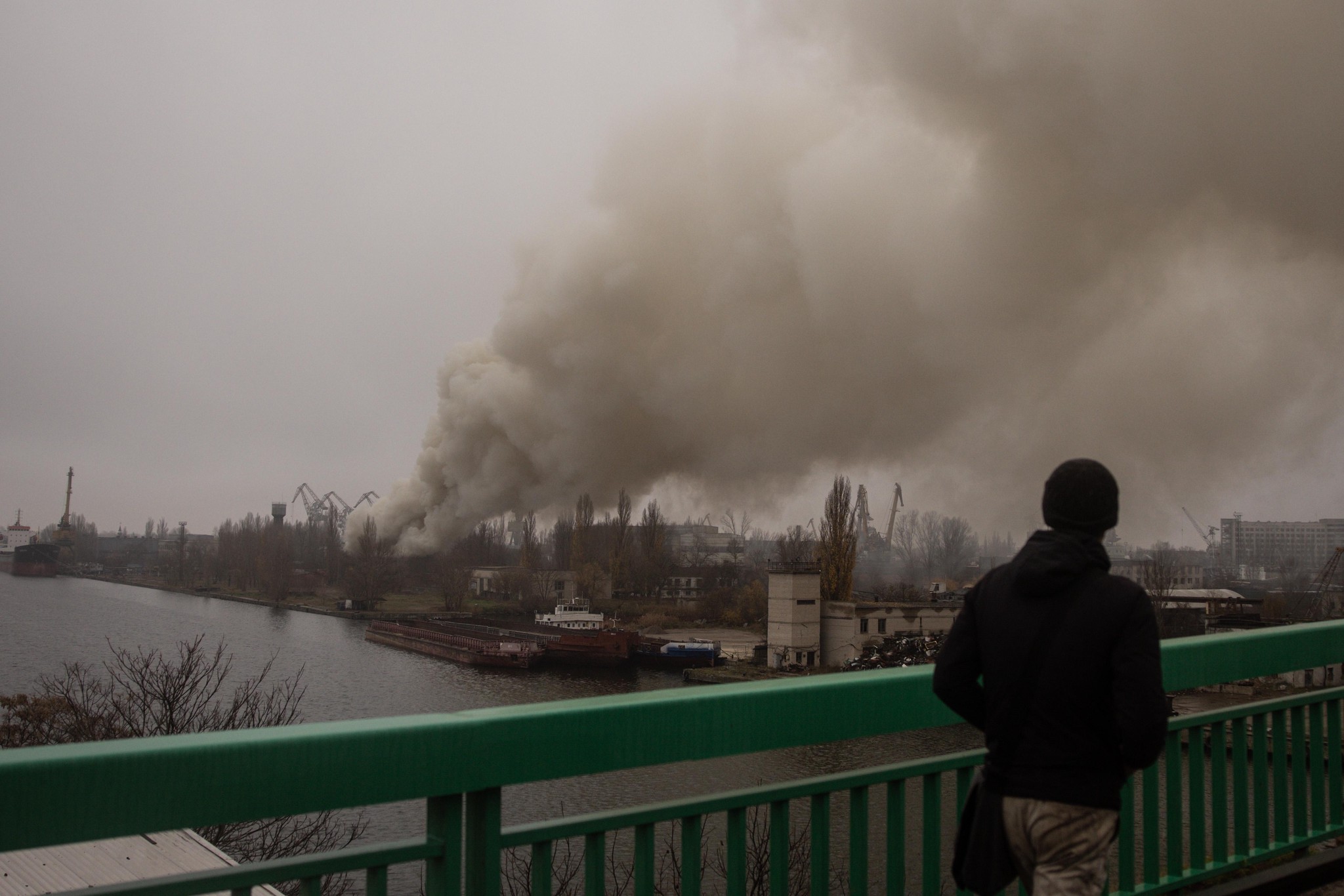 De la fumée s’échappe du chantier naval de Kherson, désormais sous le feu de l’artillerie russe, le 24 novembre 2022. 
