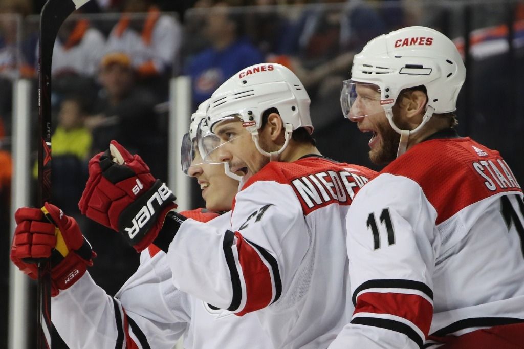 Hockey sur glace Nino Niederreiter mène les Canes à la victoire 24