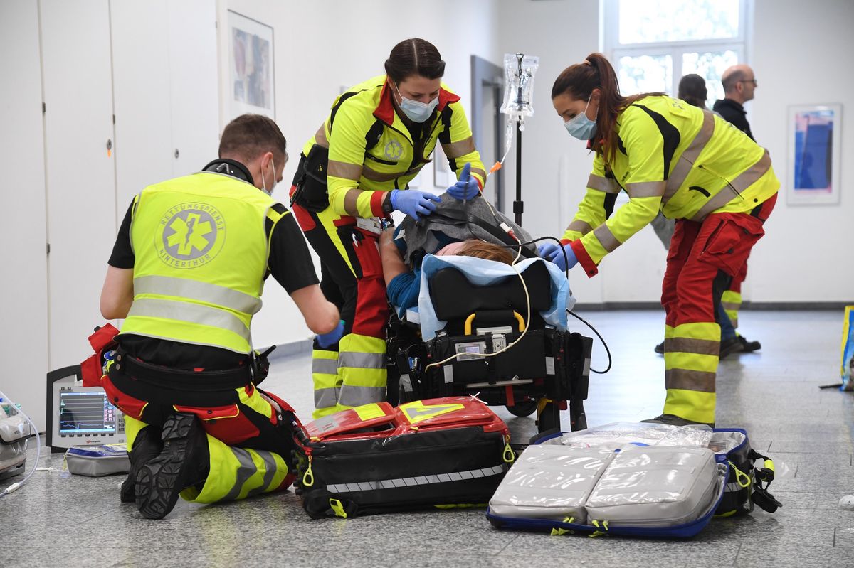 reportage-mit-rettungsdienst-winterthur-jetzt-k-mpfen-die-rettungs