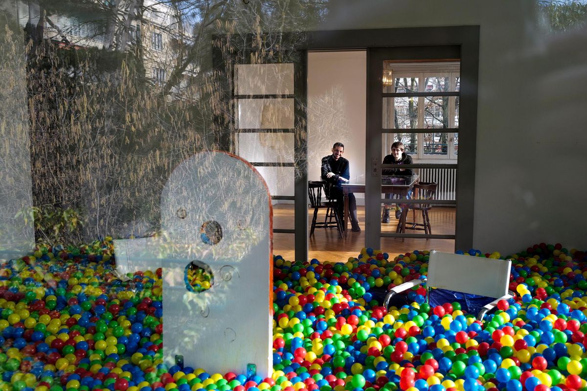 Installé dans un appartement, à Lancy, Cherish se veut être une plateforme d’expérimentation pour les artistes, dénuée des contraintes commerciales d’une galerie.

