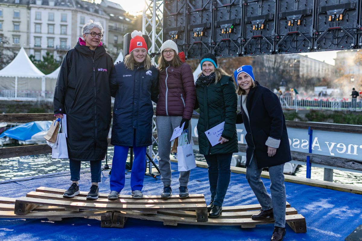 Genève , le 16 décembre 2023.  La Coupe de Noël fête cette année sa 85e édition avec un nouveau record d'inscrits, dépassant largement les 4000 personnes. Le podium féminin de la Givrée du Jet d'eau récompensé par la la conseillère administrative Marie Barbey-Chappuis, avec sur la première marche, Emma Onolfo(bonnet rouge) du Genève Natation.
Photo Pierre Albouy/Tribune de Genève
