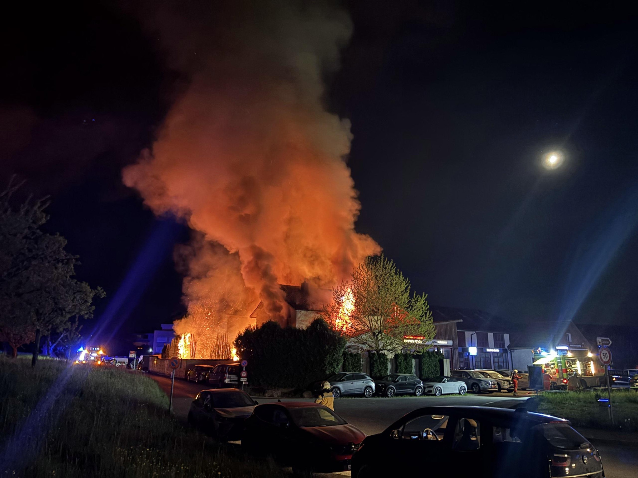 Brand in Dübendorf: Fünf Bewohner retten sich aus brennendem Haus – Sachschaden in Millionenhöhe