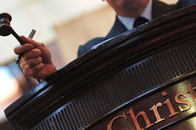 Un record absolu pour une oeuvre d'art aux enchères a été franchi le 12 novembre 2013 avec la vente par Christie's à New York d'un triptyque du peintre britannique Francis Bacon consacré à Lucian Freud, pour la somme de 127 millions de dollars.