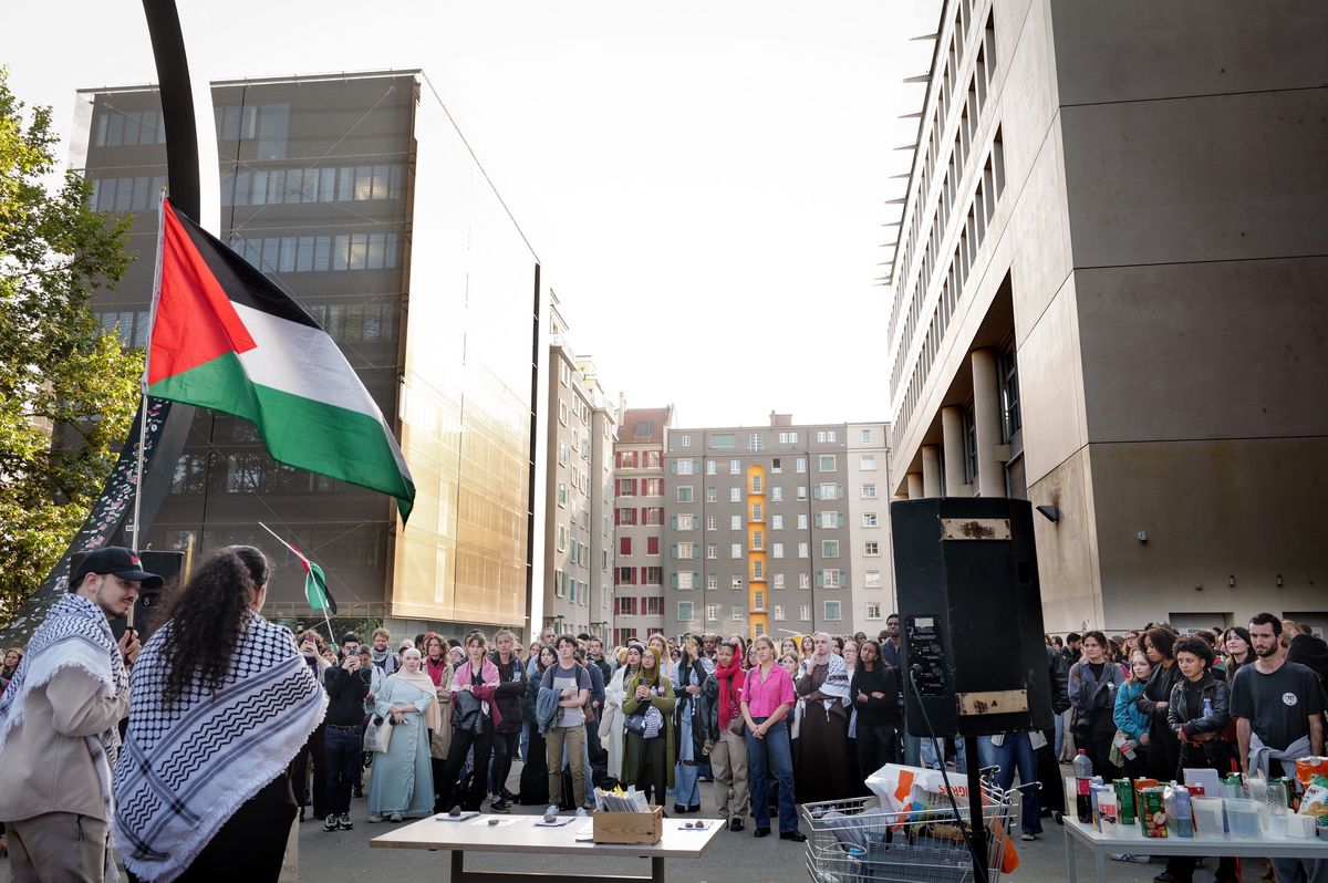 Genève, le 19 septembre 2024. Plainpalais, Uni Mail. Environ 200 personnes manifestent devant Uni-Mail pour dénoncer la censure de l'agenda du syndicat étudiant CUAE.
