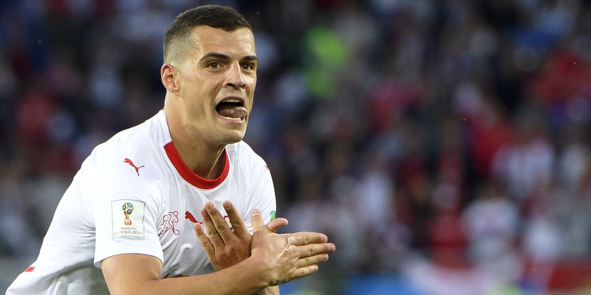 Granit Xhaka, milieu de terrain suisse, célèbre après avoir marqué l'égalisation 1-1 contre la Serbie à la Coupe du Monde 2018.