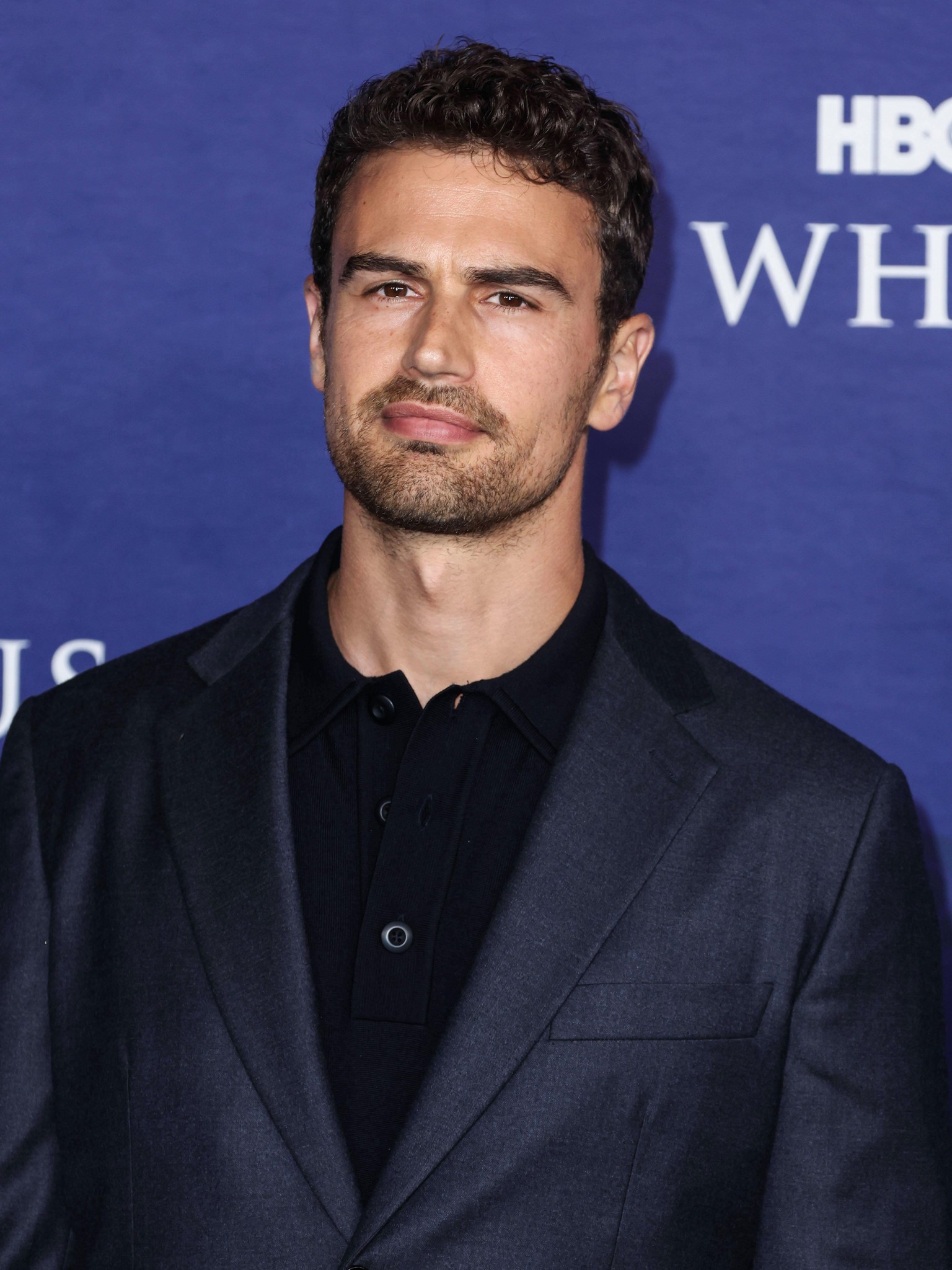 The White Lotus Theo James Prothese Son faux pénis avait la taille de celui d'un âne | Flipboard