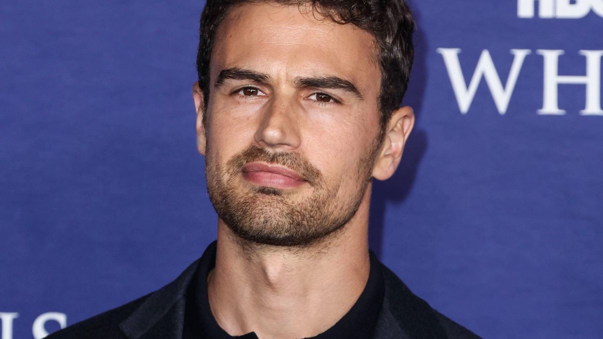The White Lotus Theo James Prothese Theo James: faux pénis de la taille de celui d'un âne - 20 minutes