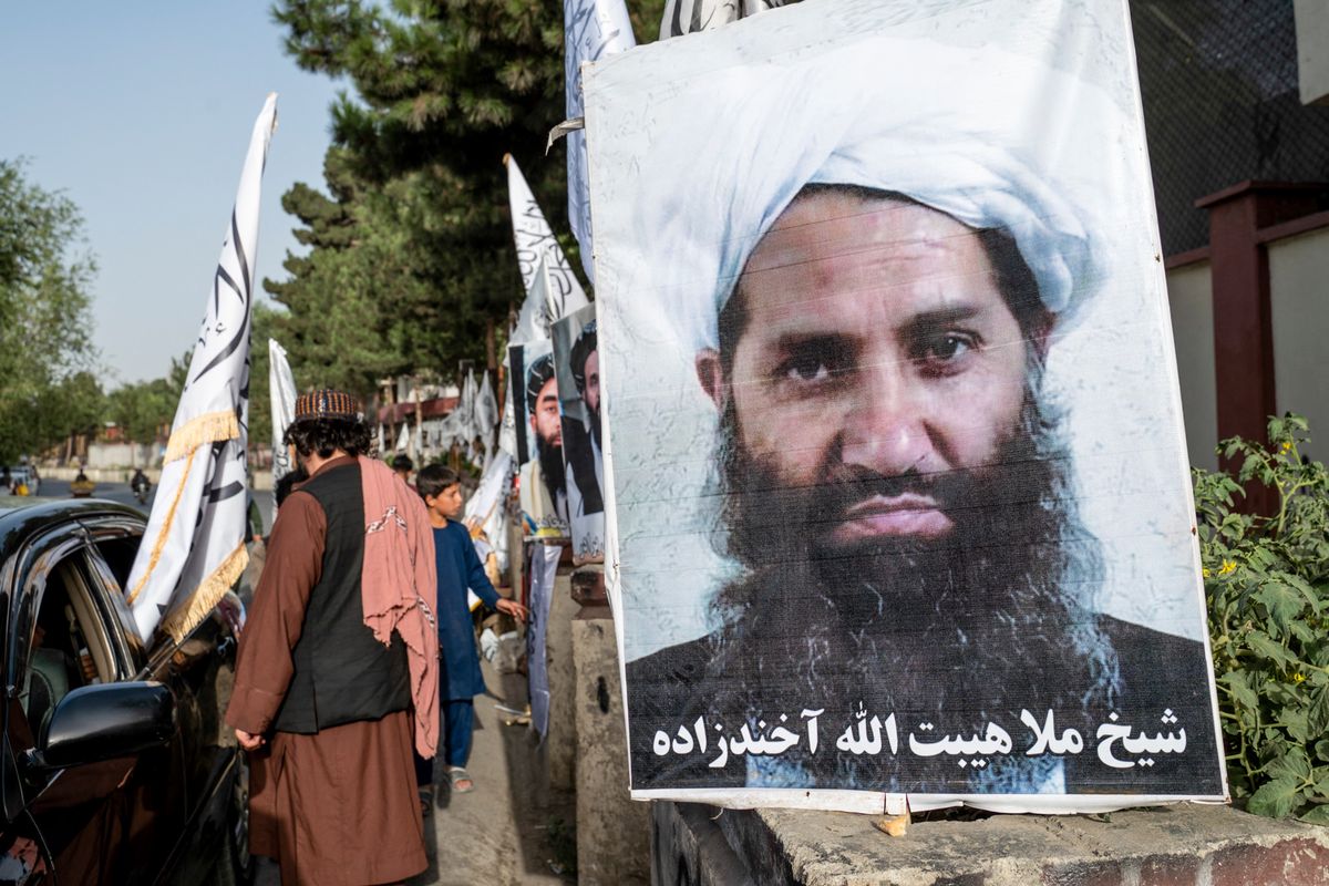 Une affiche à l’effigie du chef suprême taliban Hibatullah Akhundzada, le 14 août 2023 à Kaboul.