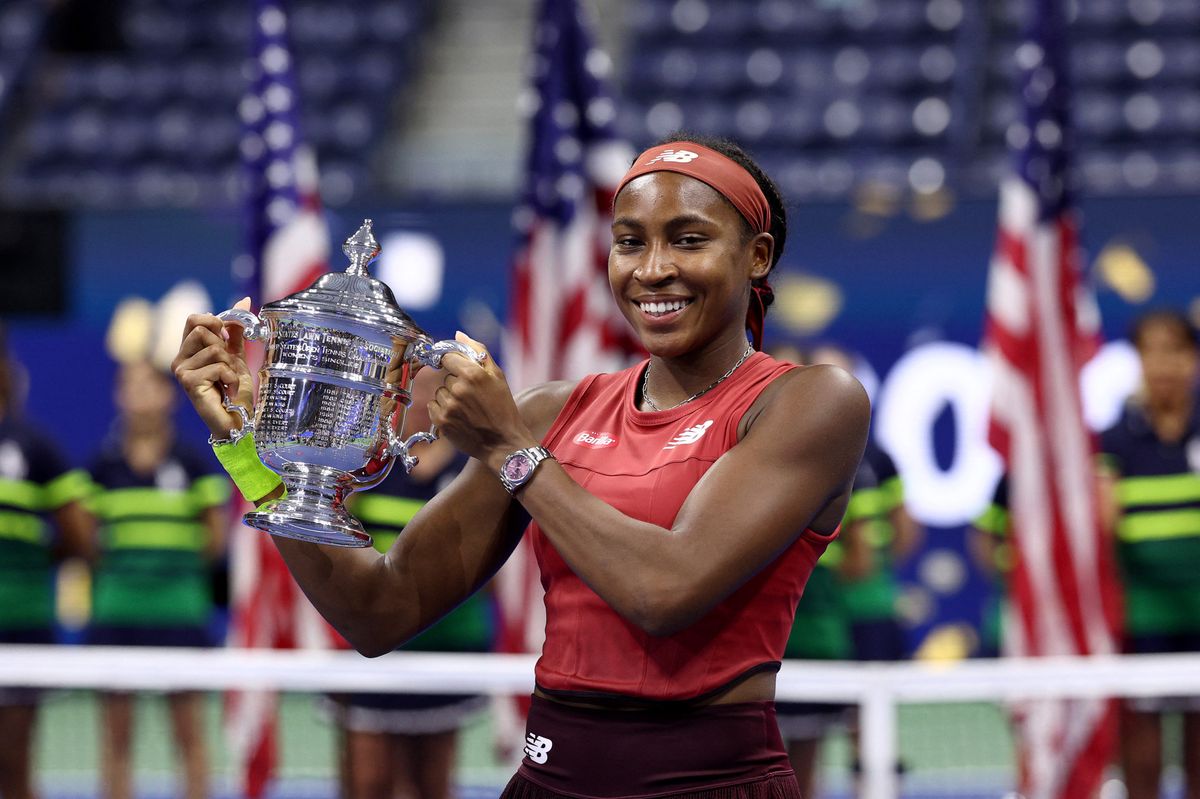 Coco Gauff soulève le trophée de l’US Open de tennis 2023.