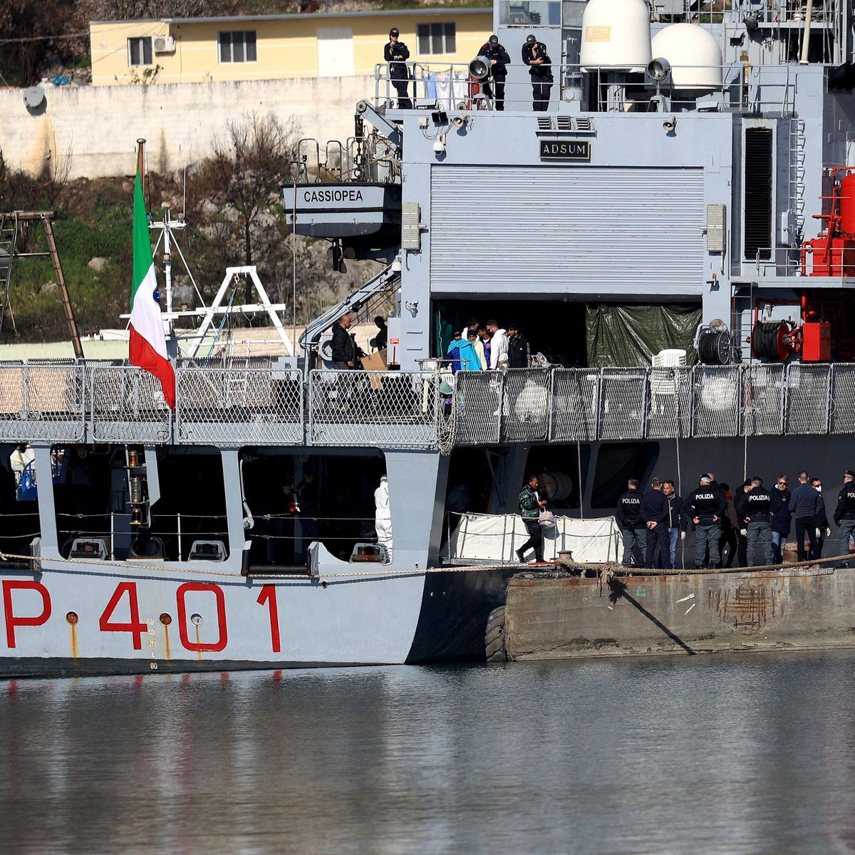 Des migrants débarquent d’un navire intercepté en mer italienne, arrivant au port albanais de Shengjin le 28 janvier 2025, après un accord entre l’Italie et l’Albanie pour traiter certains migrants dans des centres en Albanie.