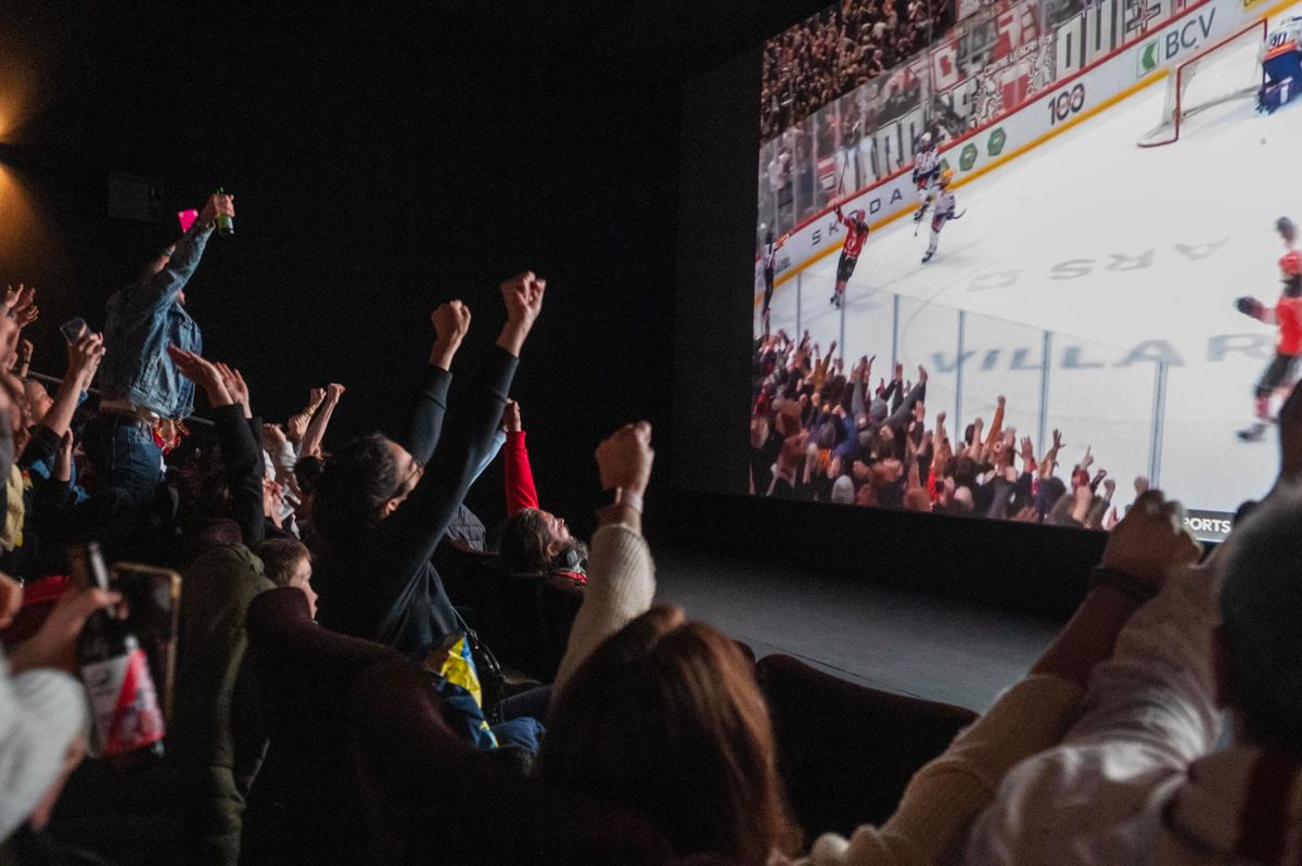 Malley , Lausanne le 23 AVRIL 2024. Malley Lumières Trois salles de cinéma sont ouverte à Malley Lumières pour suivre en direct et sur grand écran la quatrième manche de la finale qui opposent Lions de Lausanne et de Zurich. 3 eme but pour Lausanne
© J-P Guinnard / 24heures