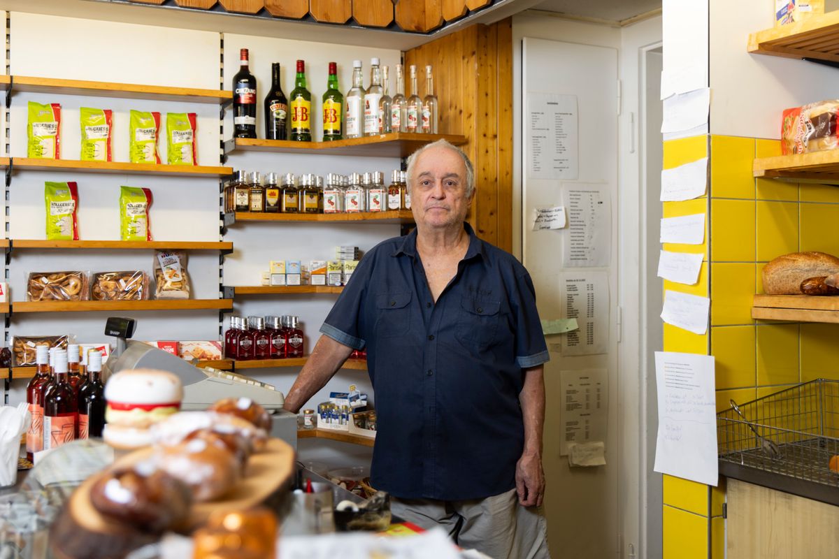 Chäs Roli's Quartierladen geht zu.
35 Jahre lang hat der mittlerweile 76-jährige "Chäs-Roli" sein Quartierladen in Wiedikon geführt, für Kitas und alte Menschen gekocht und Lernende ausgebildet, die sonstwo weniger Chancen hatten. Heute mag er nicht mehr und schliesst seinen Laden.
09.08.2024
(RAHEL ZUBER/TAGES-ANZEIGER)