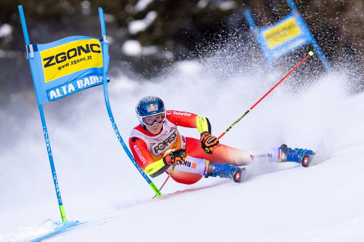 epa11033868 Marco Odermatt of Switzerland in action during the Men's Giant Slalom race of the FIS Alpine Skiing World Cup in Alta Badia, Italy, 17 December 2023.  EPA/ANDREA SOLERO