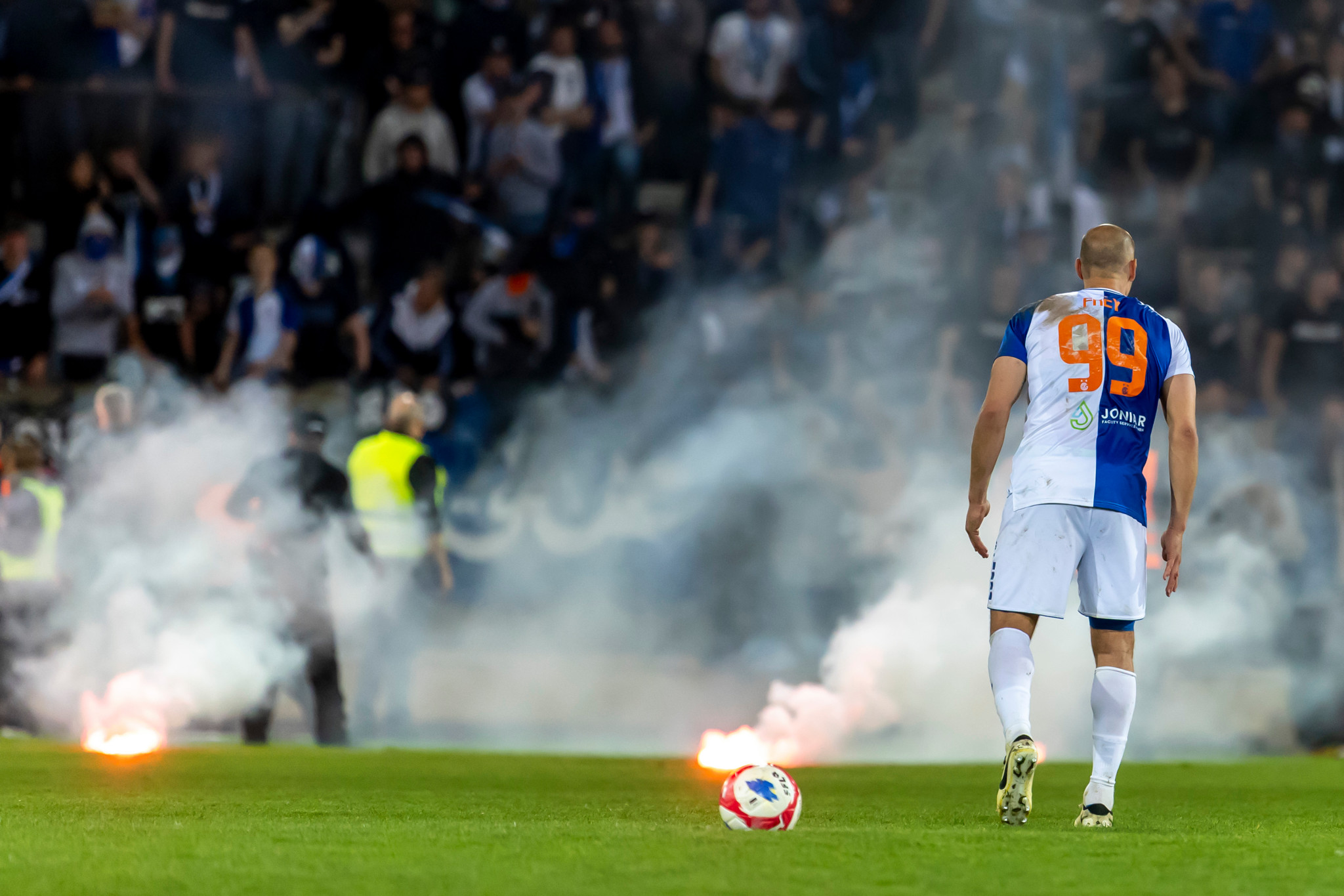 Krawalle nach Cup-Halbfinal: Erst Randale im Stadion, dann greifen die GC-Chaoten den eigenen Teambus an