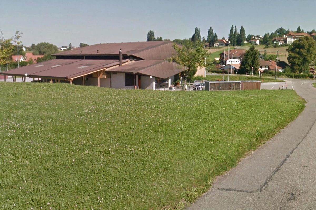 Les faits remontent à l’année 2020. La Vaudoise en rupture résidait dans l’internat du Mouret (FR). Les ébats avec ses partenaires avaient lieu dans le véhicule de ceux-ci, notamment sur le parking du centre sportif communal.