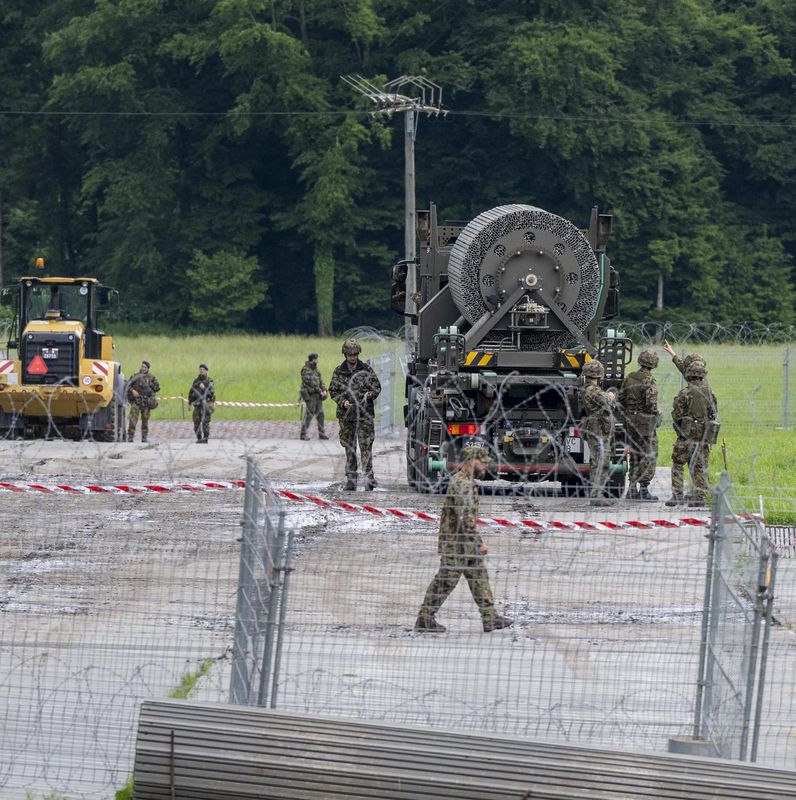 Des soldats de l’armée suisse installent une base d’hélicoptères à Obbuergen, en préparation des mesures de sécurité pour une conférence de paix sur l’Ukraine. Image prise le 10 juin 2024.