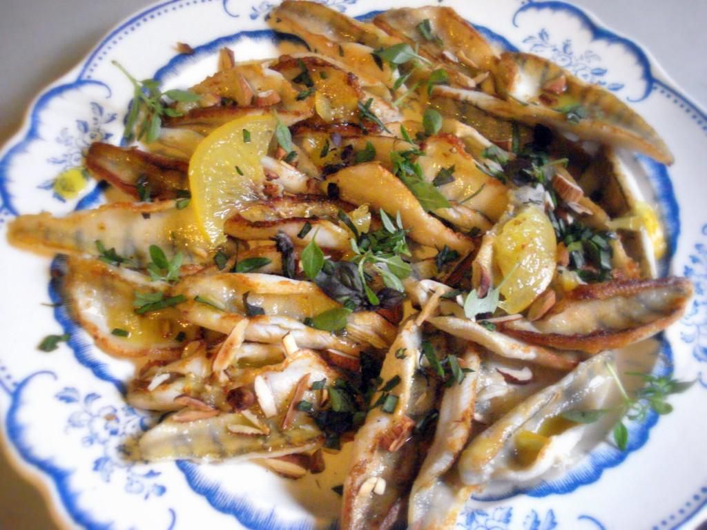 Voilà la salade tiède de perches au citron confit, basilic thaï et amandes rôties.