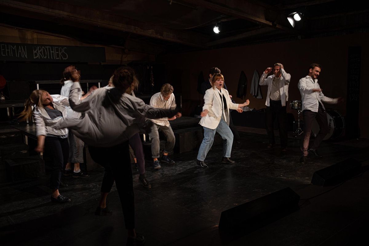 La Cie du Comsi fait vivre, entre moments de danse et de chants, les membres de la famille Lehman sur trois générations.