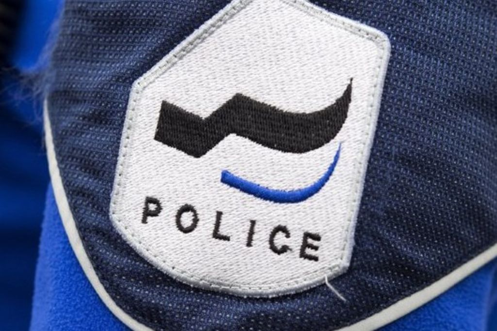 En skate sur la route, il est heurté par une auto