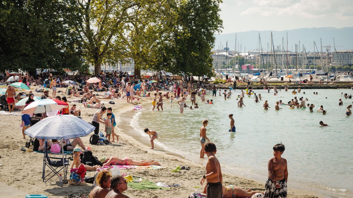 Plage Baby Plage aux Eaux-Vives à Genève, avec de nombreuses personnes profitant du soleil et de l'eau par une chaude après-midi du 12 août 2024.