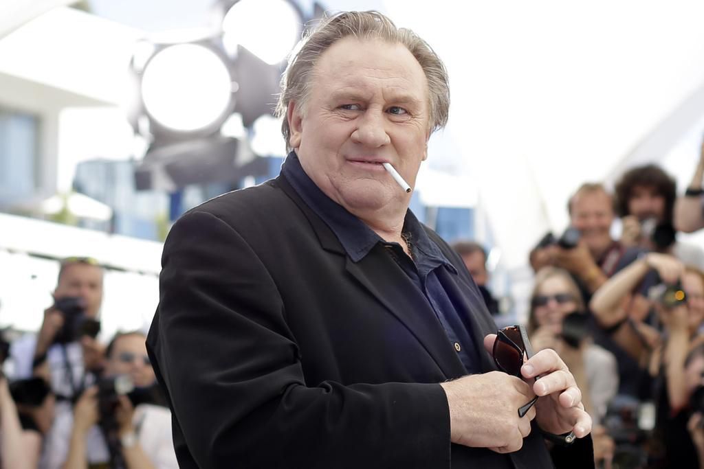 Gerard Depardieu posant lors d'un appel photo pour le film 'Valley of Love' au festival de Cannes 2015, avec des photographes en arrière-plan.