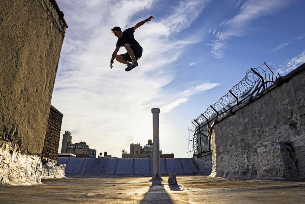 Un jeune collégien glorifie les acrobates urbains