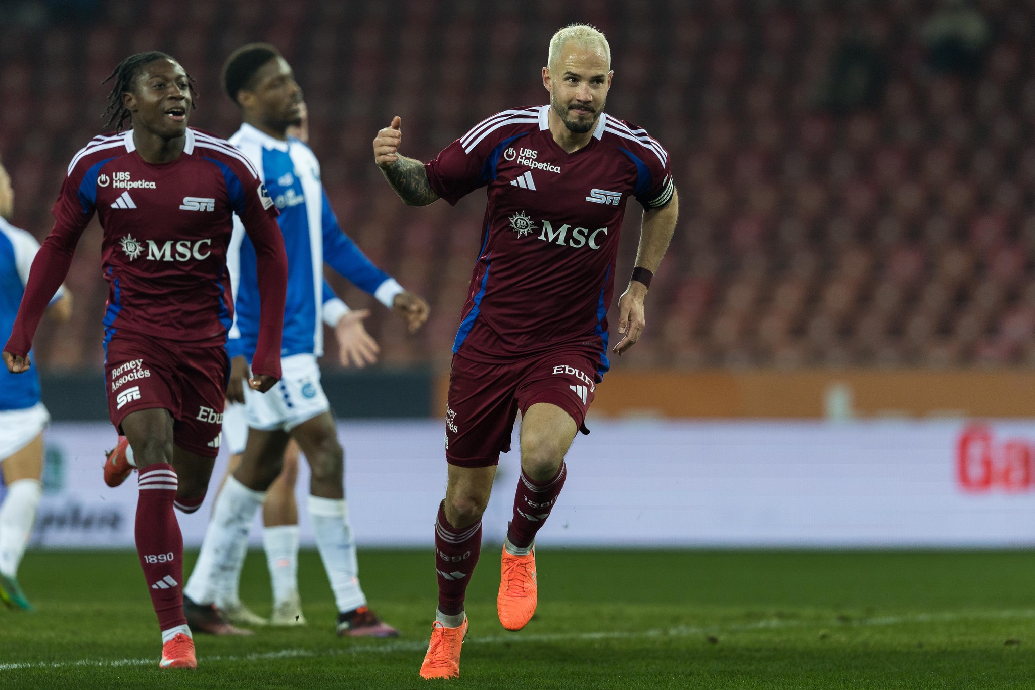 Joie des joueurs du Servette FC, Steve Rouiller et Tiemoko Ouattara, célébrant un but contre GC Zurich lors du championnat de Super League, le 16 février 2025 au Letzigrund, Zurich.