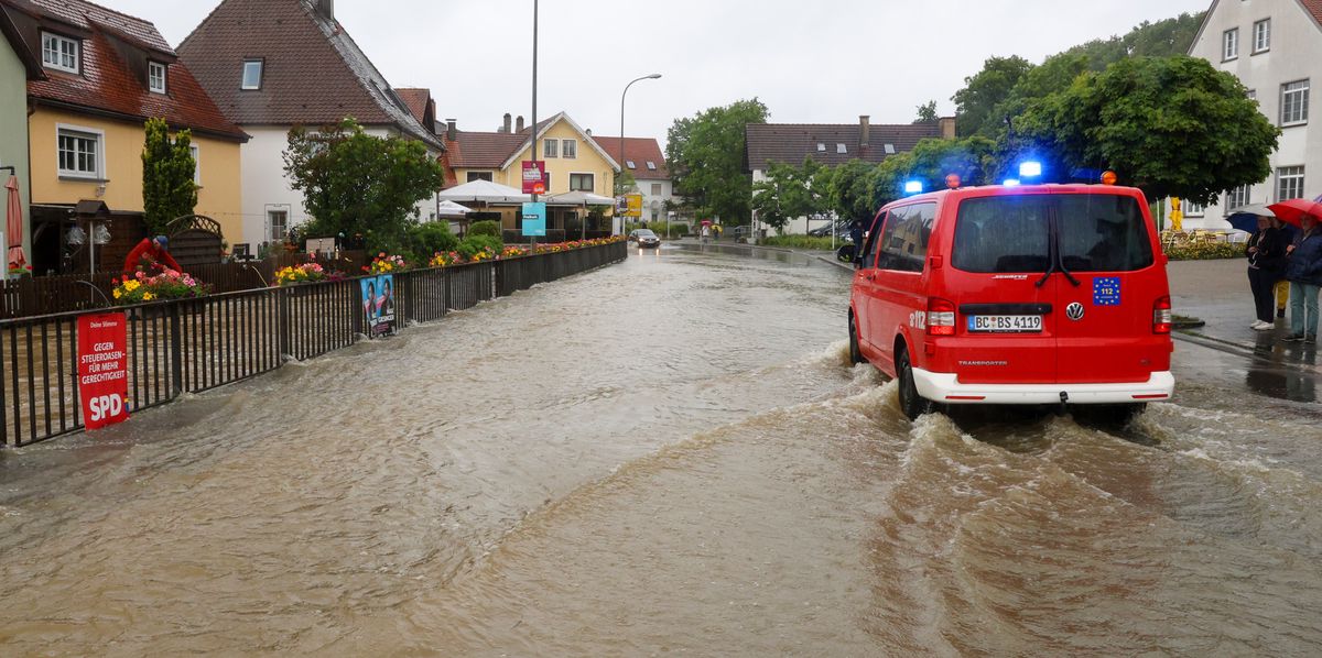 01.06.2024, Baden-Württemberg, Ochsenhausen: Die B312 ist in Ochsenhausen durch den über die Ufer getretenen Fluß Rottum komplett überschwemmt. Teile der Innenstadt stehen unter Wasser Foto: Thomas Warnack/dpa +++ dpa-Bildfunk +++