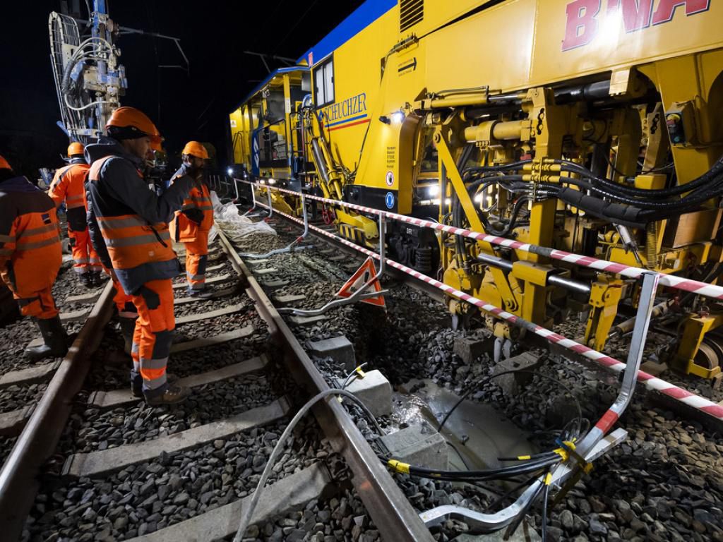 Les travaux ont débuté mardi en début de soirée et devraient durer jusque dans la nuit de jeudi à vendredi pour un rétablissement espéré de la ligne CFF Lausanne-Genève vendredi à l’aube pour le début du service des trains voyageurs.