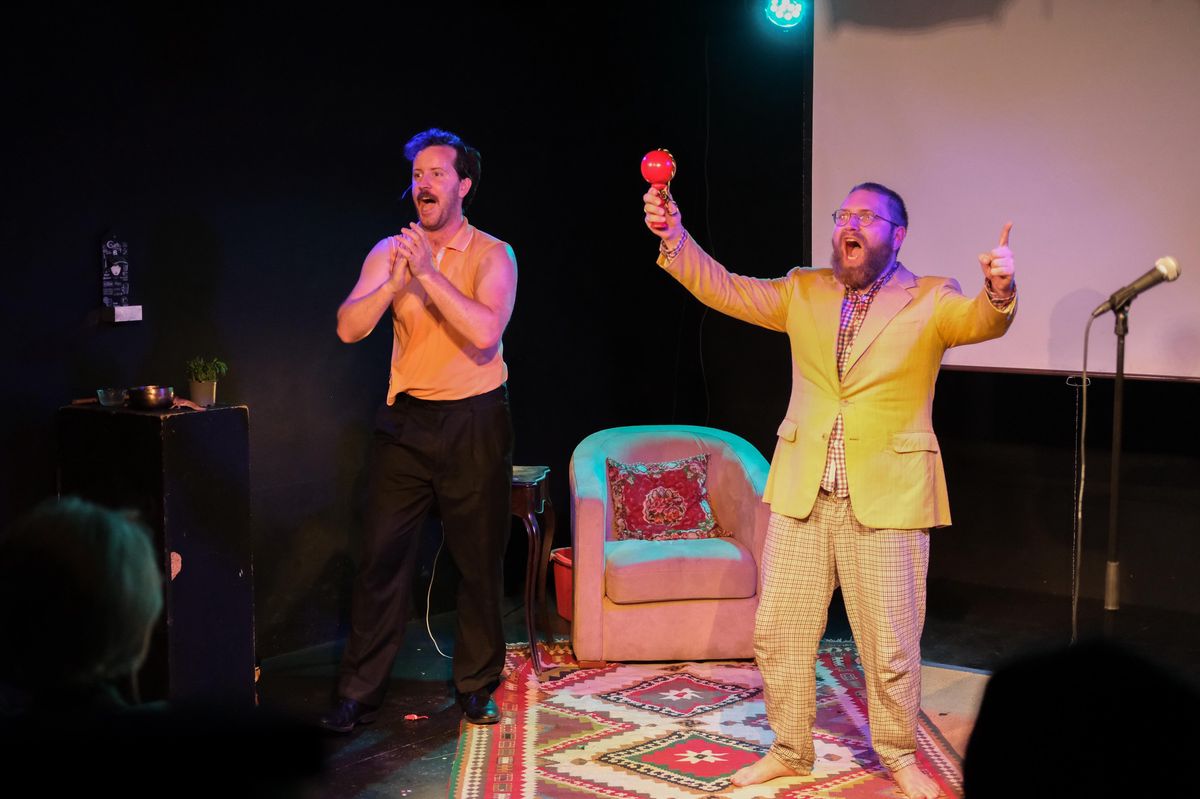 Chase Brantley assiste Léo Mohr dans sa fonction de prédicateur bon marché inspiré par Tony Robbins.