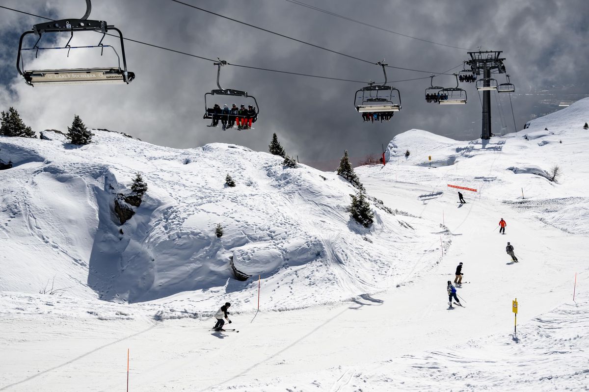Neuf sociétés de remontées mécaniques ont profité des aides prévues par la loi valaisanne mais certaines d’entre elles n’auraient pas dû y avoir droit. (KEYSTONE/Jean-Christophe Bott)
