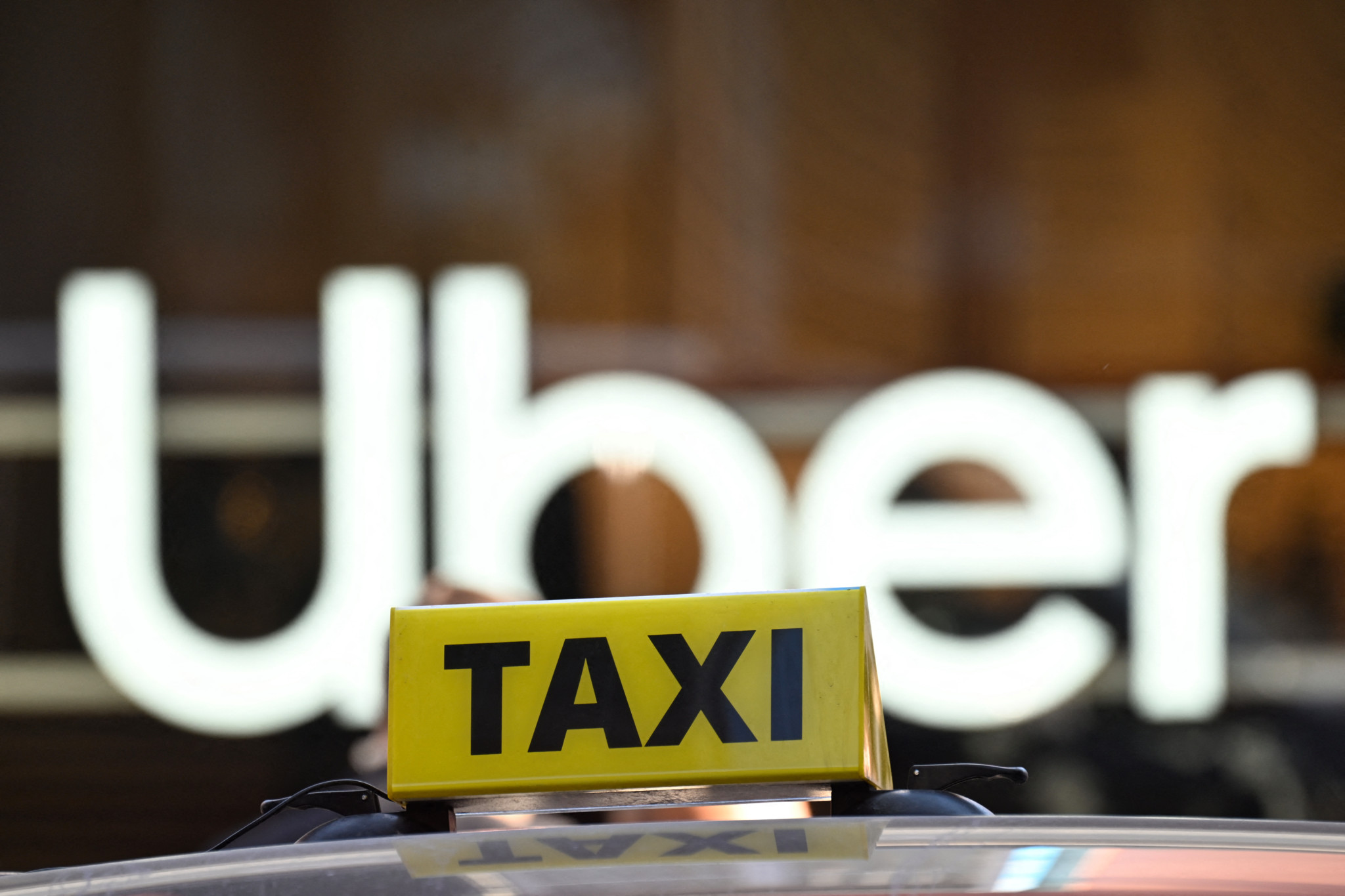 Uber expands robotaxis, reassures investors