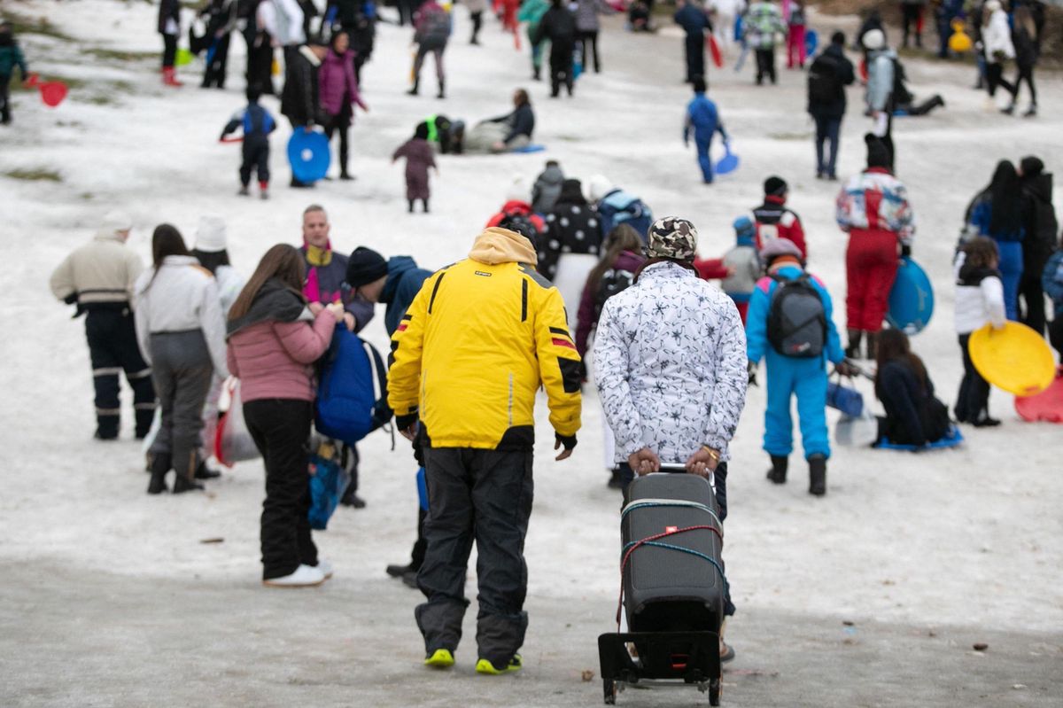 Deux personnes transportent une enceinte sur une charrette dans la station de ski de Roccaraso, où une foule de touristes est présente. Ce rassemblement suit l’appel de la star de TikTok, Rita De Crescenzo, causant des embouteillages dans la région centrale des Abruzzes en Italie.