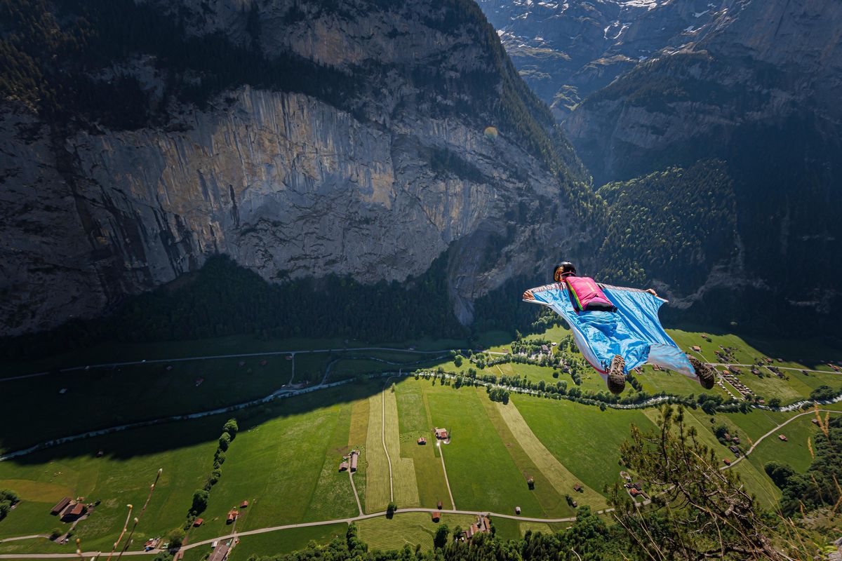 «Trois premières secondes de chute libre, avant de faire corps avec les éléments», décrit Géraldine Fasnacht, avant de se lancer dans le vide depuis la falaise