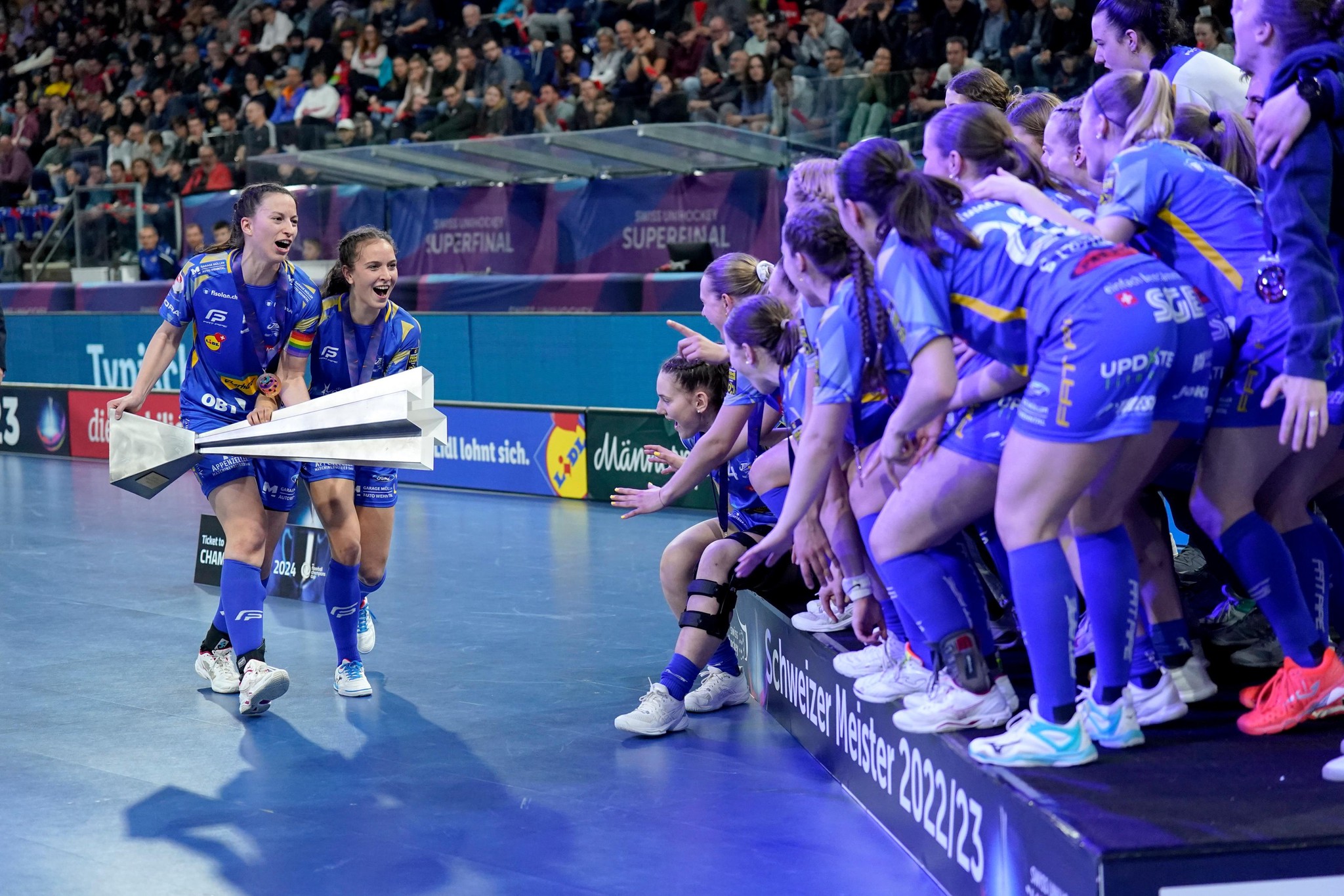 Die beiden Teamleaderinnen Andrea Gämperli (links) und Nina Metzger bringen dem Team, was es als Saisonziel vor Augen hatte: den Meisterpokal.