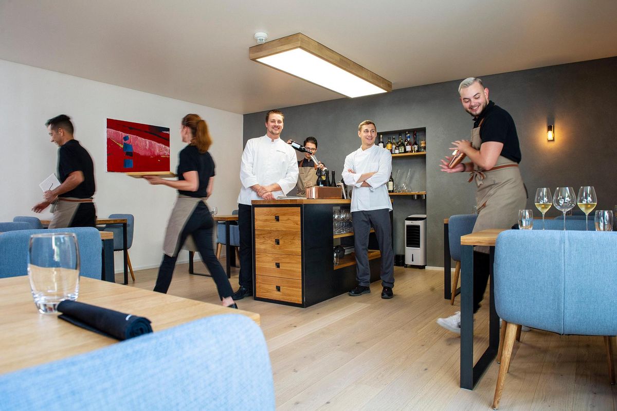 Philippe Deslarzes (en blanc à gauche) au millieu de la brigade de son restaurant d’inspiration suédoise. 