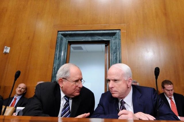 Carl Levin (gauche) et John McCain (droite), qui président la sous-commission permanente du Sénat pour les enquêtes, ne lâchent pas les banques suisses.