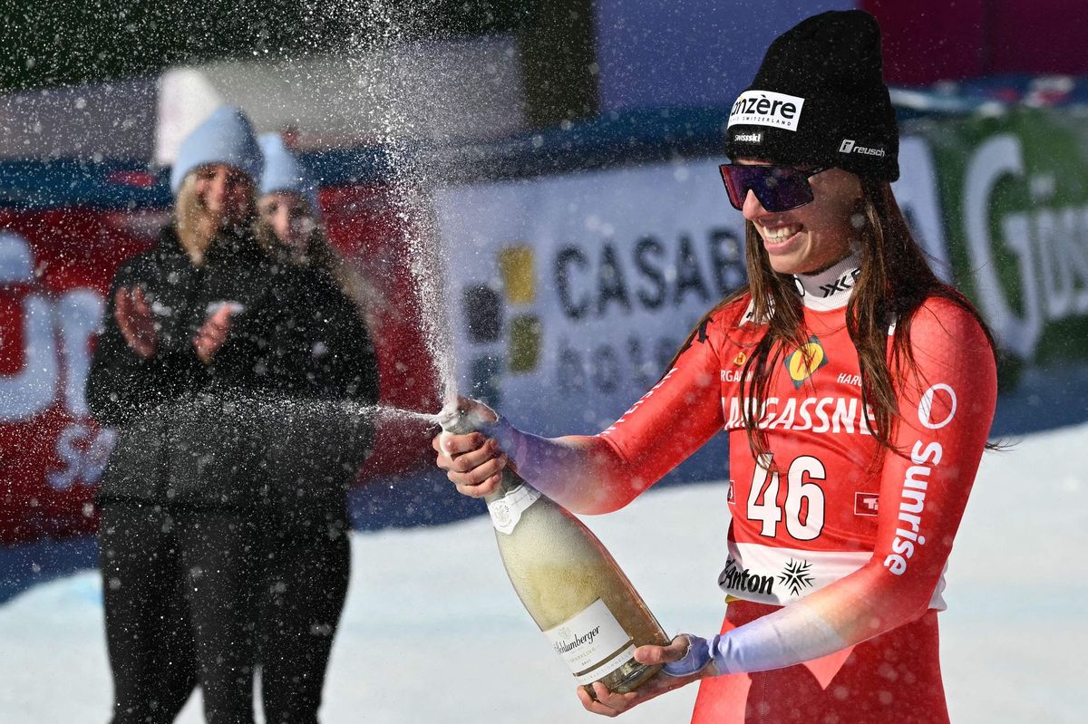 Malorie Blanc, deuxième, célèbre avec du champagne sur le podium après la descente féminine de la Coupe du monde de ski alpin à Sankt Anton am Arlberg, Autriche, le 11 janvier 2025.