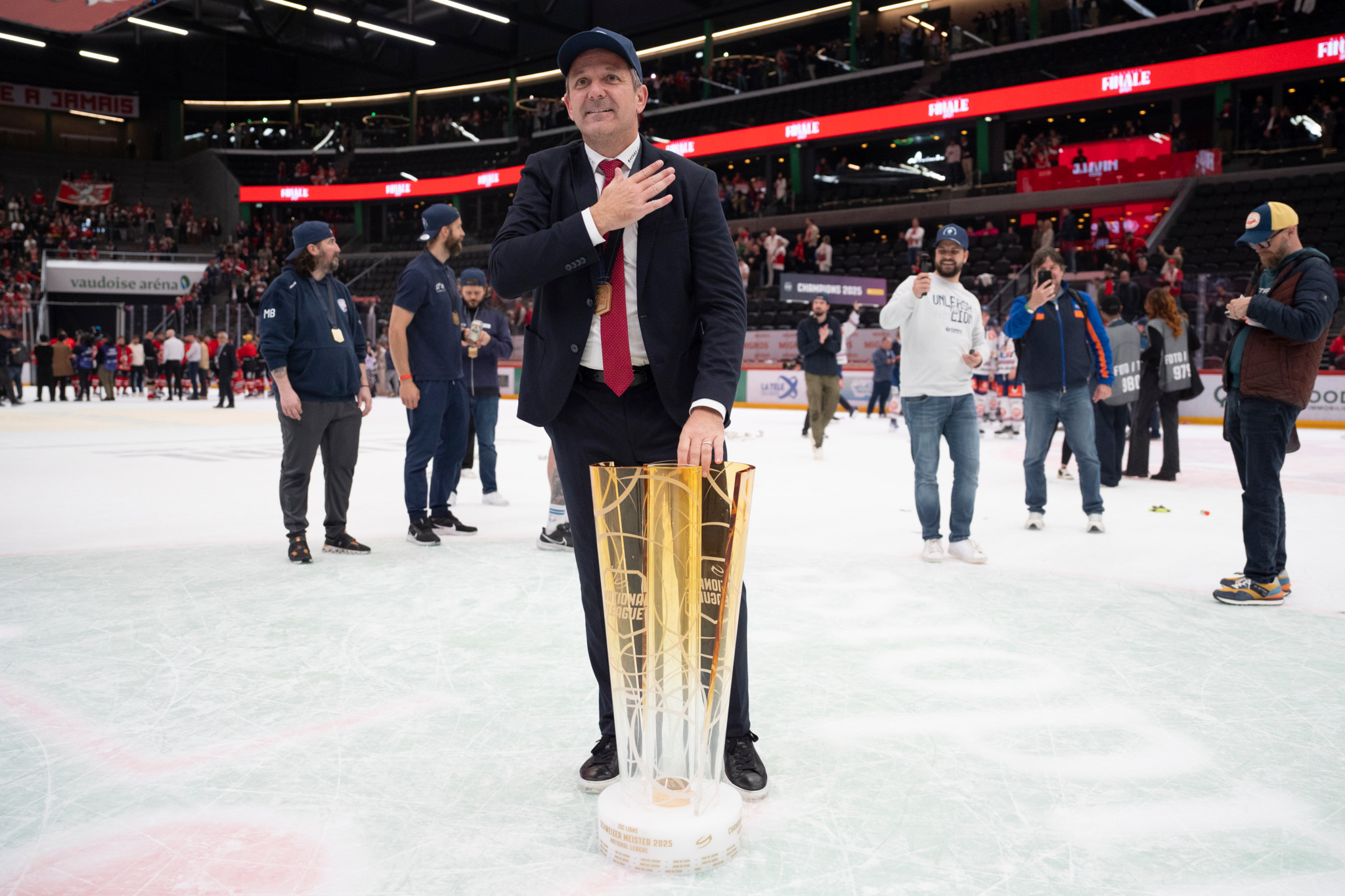 ZSC-Lions-Trainer Marco Bayer steht auf dem Eis mit dem Meisterpokal nach dem Schweizer Meistertitel 2025 in Lausanne.