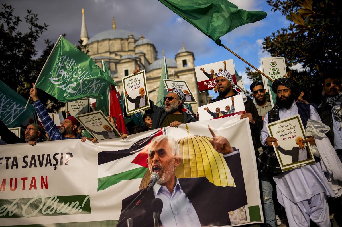 Manifestation pro-palestinienne à Istanbul avec une banderole de Yahya Sinwar et des drapeaux palestiniens.