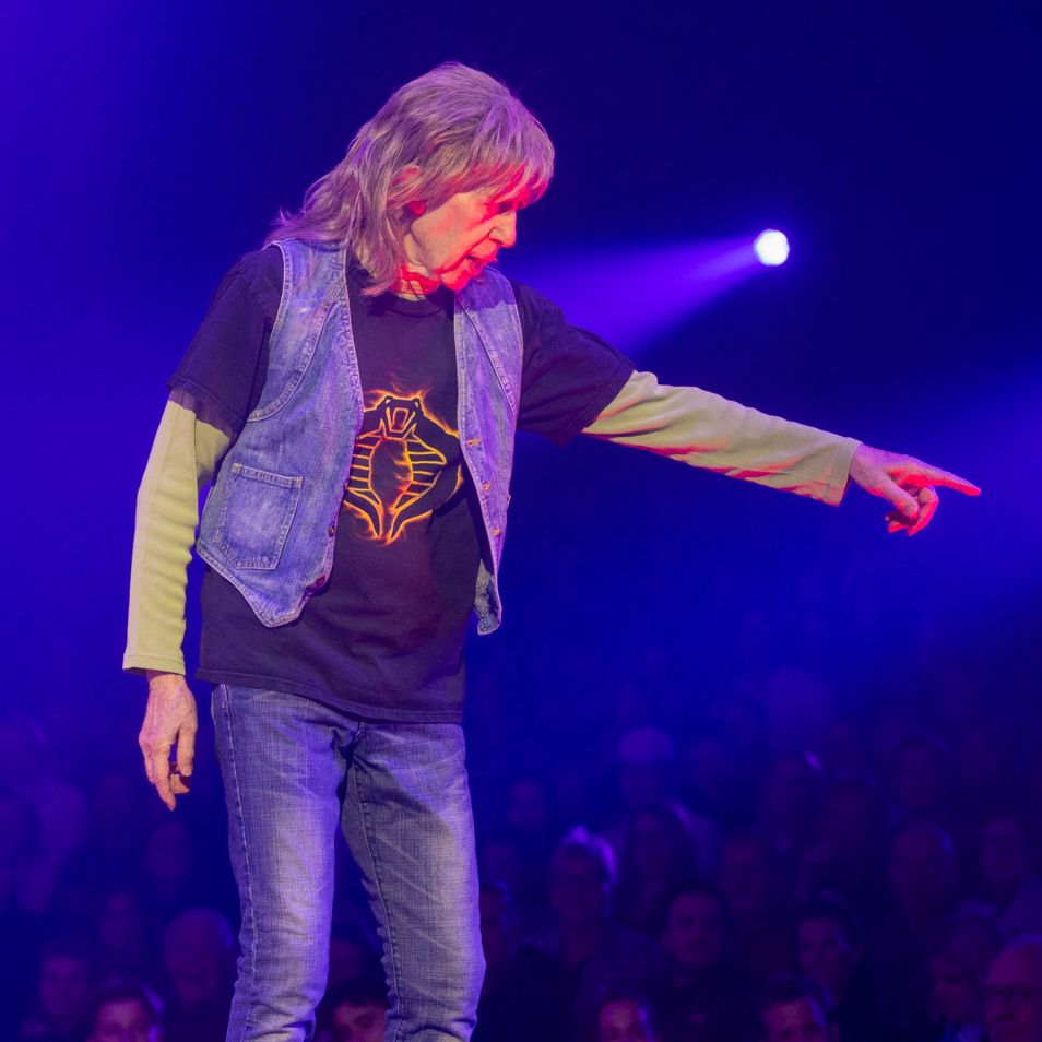 Fredi Hinz zeigt bei der Zürcher Premiere des Zirkus Knie auf die Bühne. Im Hintergrund Publikum. Foto von Patrick Gutenberg.
