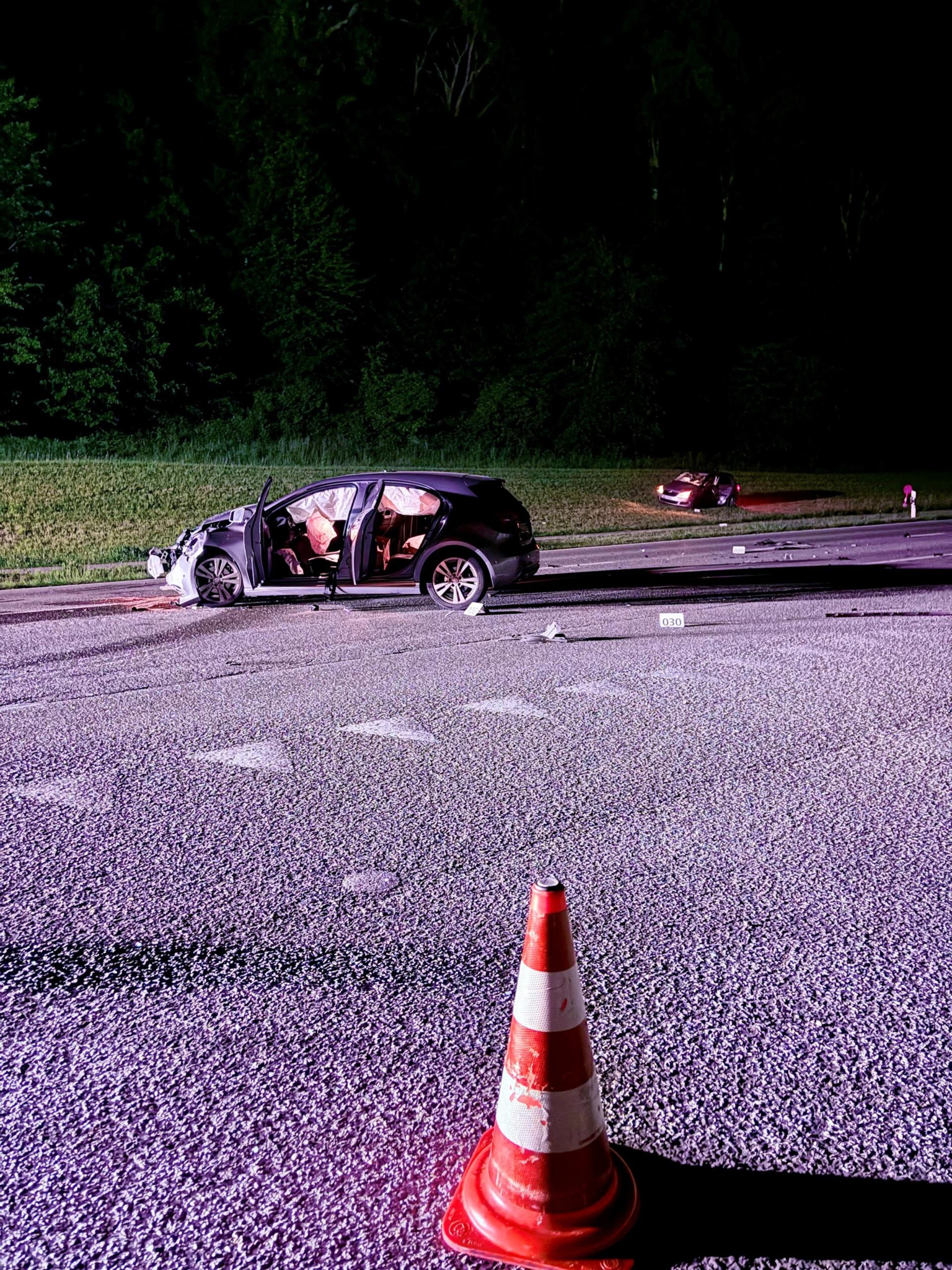 Unfall im Kanton Zürich: Auto landet in Wiese: Zwei Verletzte nach heftiger Kollision in Weiach