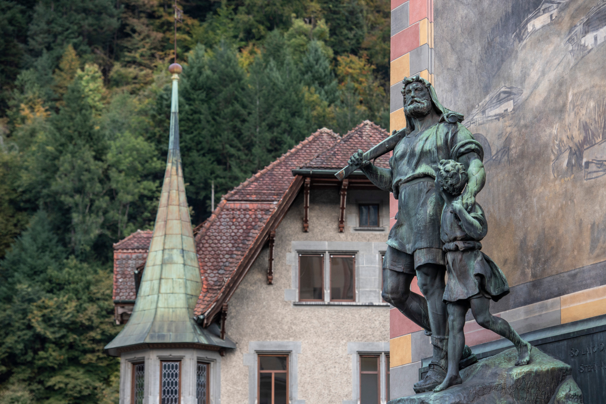 Wilhelm Tell Denkmal mit Sohn auf dem Rathausplatz in Altdorf, Hauptort des Kantons Uri, Zentralschweiz.