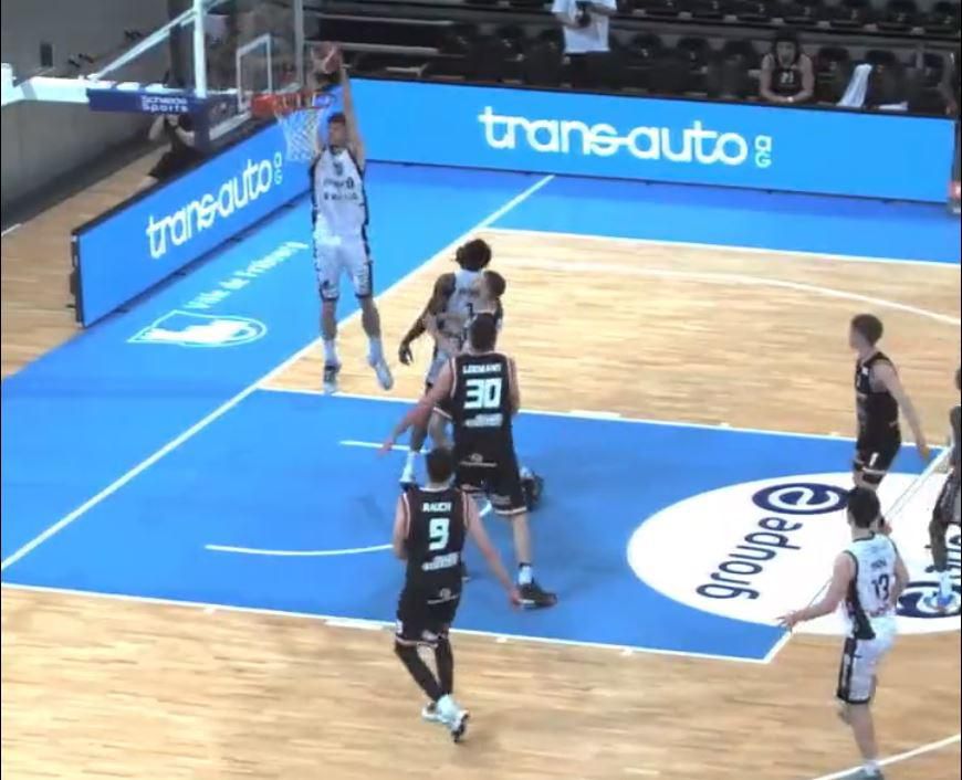 Fribourg Olympic a facilement battu Swiss Central.