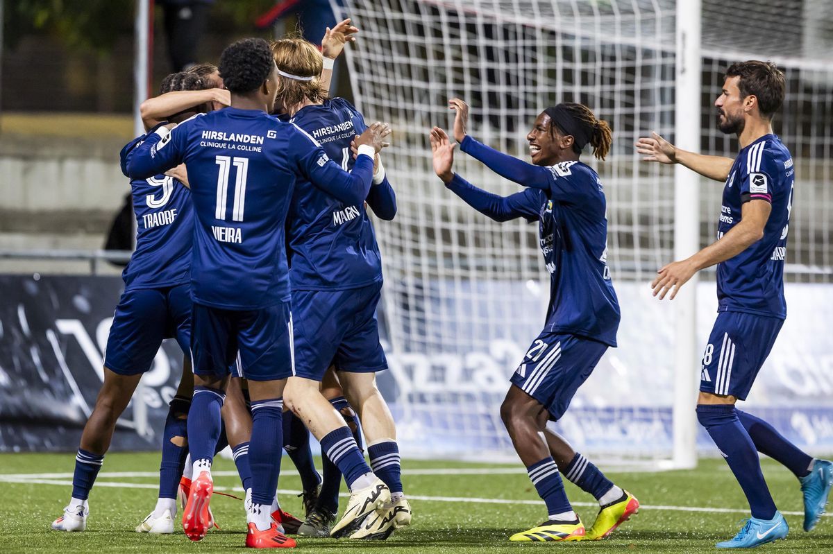 Etoile Carouge's players celebrate their goal after scoring the 1:1, during the Super League soccer match of Swiss Championship between Etoile Carouge FC, EC, and FC Stade Nyonnais, NYO, at the Stade De La Fontenette in Carouge, Switzerland, Friday, October 4, 2024. (KEYSTONE/Salvatore Di Nolfi)