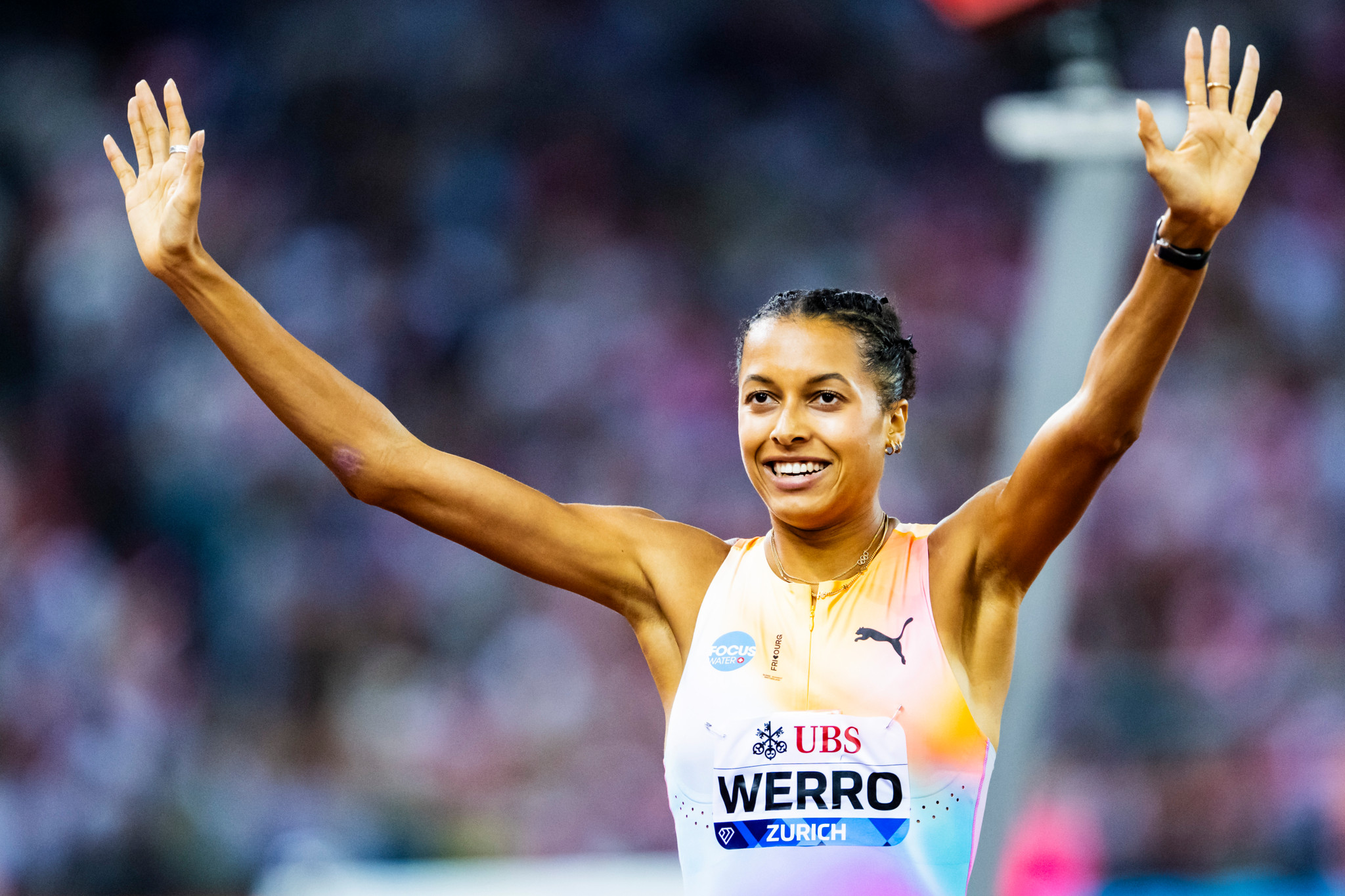 Audrey Werro aus der Schweiz jubelt mit erhobenen Armen nach ihrem Sieg über 800 Meter an der Weltklasse Zürich im Letzigrund.