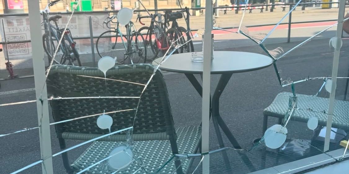 Einen-Tag-nach-Er-ffnung-Eingeschlagene-Scheibe-bei-Caf-Tinka-Freut-uns-dass-ihr-auch-nachts-rein-m-chtet-