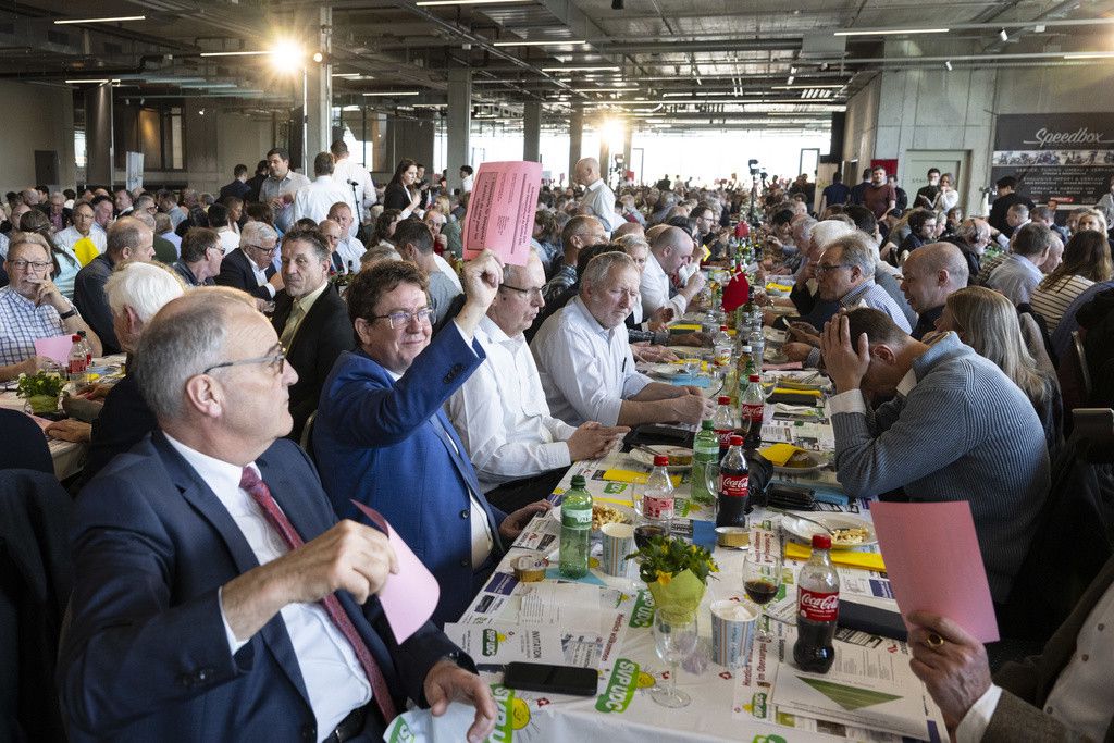 Die Bundesraete Guy Parmelin, links, und Albert Roesti stimmen Ja zur Abstimmungsvorlage ueber eine sichere Stromversorgung an der Delegiertenversammlung der SVP Schweiz, am Samstag, 23. Maerz 2024, in Langenthal. (KEYSTONE/Peter Schneider)