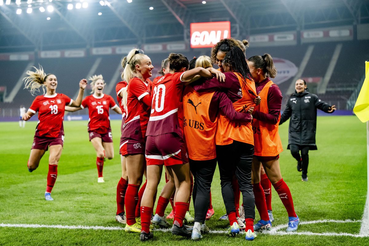 Switzerland's soccer players celebrate the 2:1 goal from midfielder Naomi Luyet during the women's international friendly soccer match between Switzerland and France at the Stade de Geneve stadium, in Geneva, Switzerland, Tuesday, October 29, 2024. (KEYSTONE/Jean-Christophe Bott)