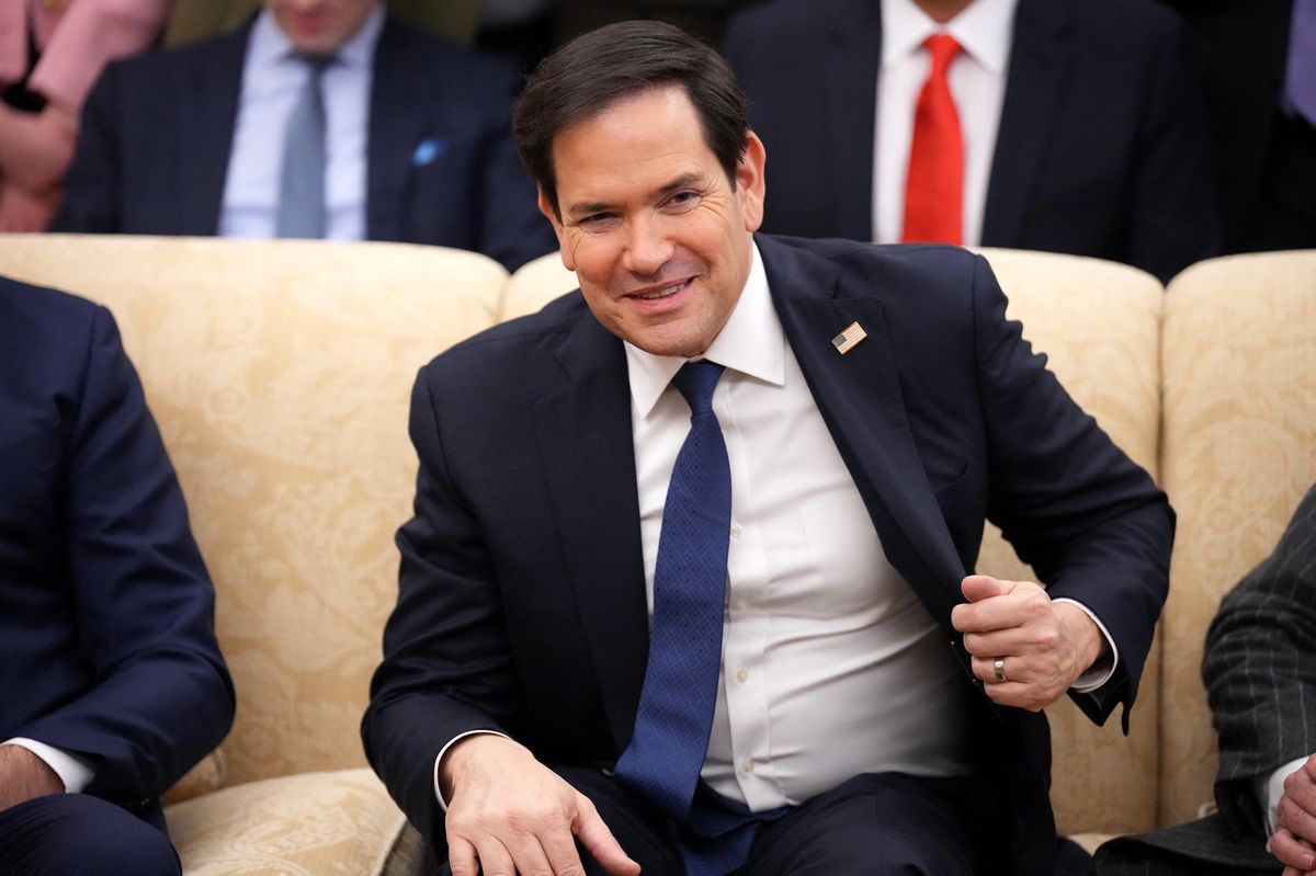 Le secrétaire d’État américain Marco Rubio assis dans le bureau ovale lors d’une réunion.